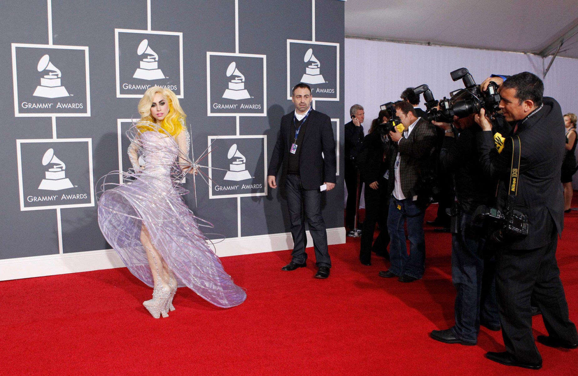 Na entrega do Grammy em 2010, o look Giorgio Armani transformou Lady Gaga em sensação da noite em Los Angeles. A bordo do modelo em tons lilás, a estrela segurava outra estrela e levou o primeiro Grammy de sua carreira, de Melhor Gravação Dance (por 'Poker face'). Depois conquistou o troféu de Melhor Álbum Eletrônico/Dance (por 'The fame')
-Mario Anzuoni/Reuters