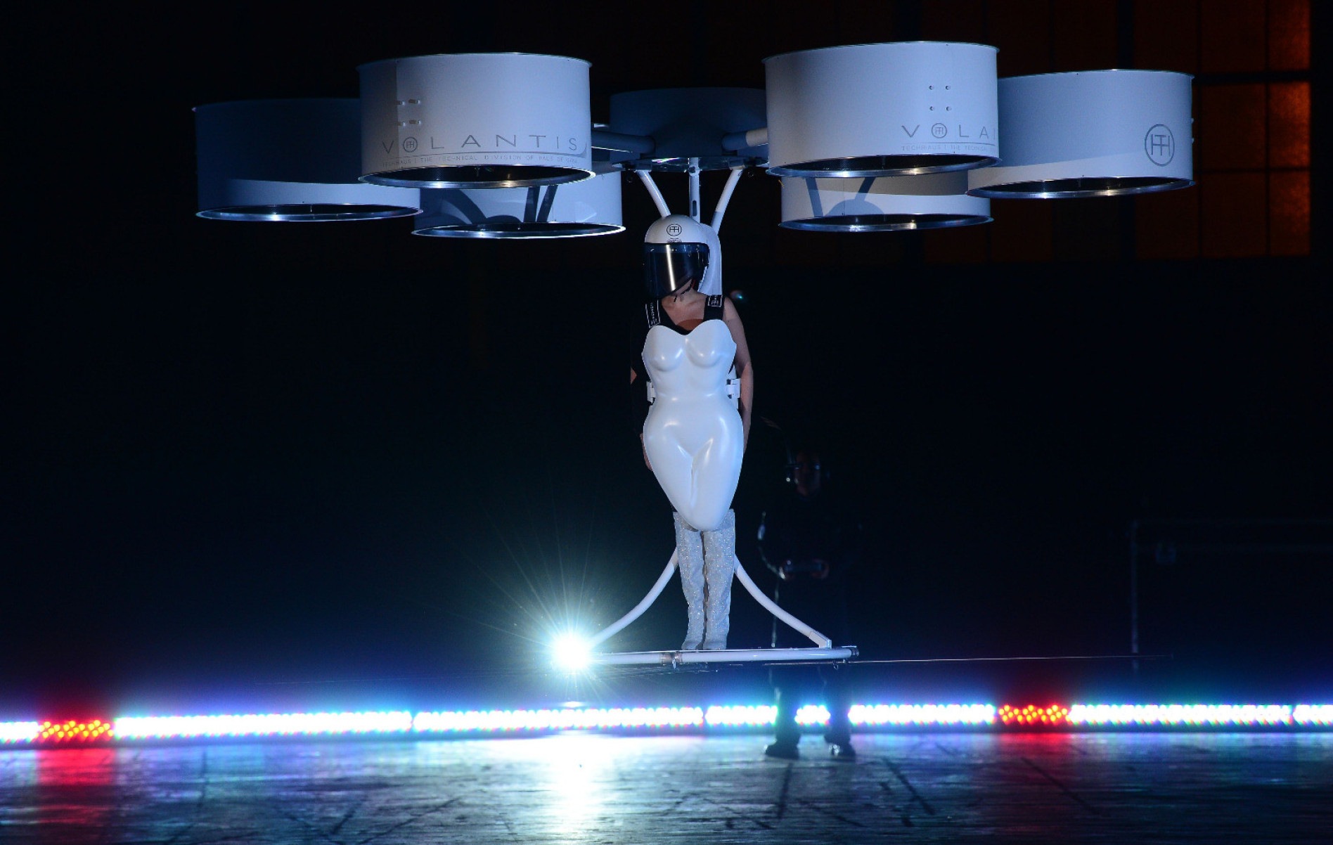 Em 2013, Lady Gaga literalmente voou para divulgar o álbum 'Artpop', em Nova York. Todo branco, 'Volantis' era uma espécie de 'figurinocóptero', anexado a equipamento aéreo. Ela explicou a roupa-performance: 'Serei um veículo hoje para as suas vozes. Para os jovens do mundo todo.