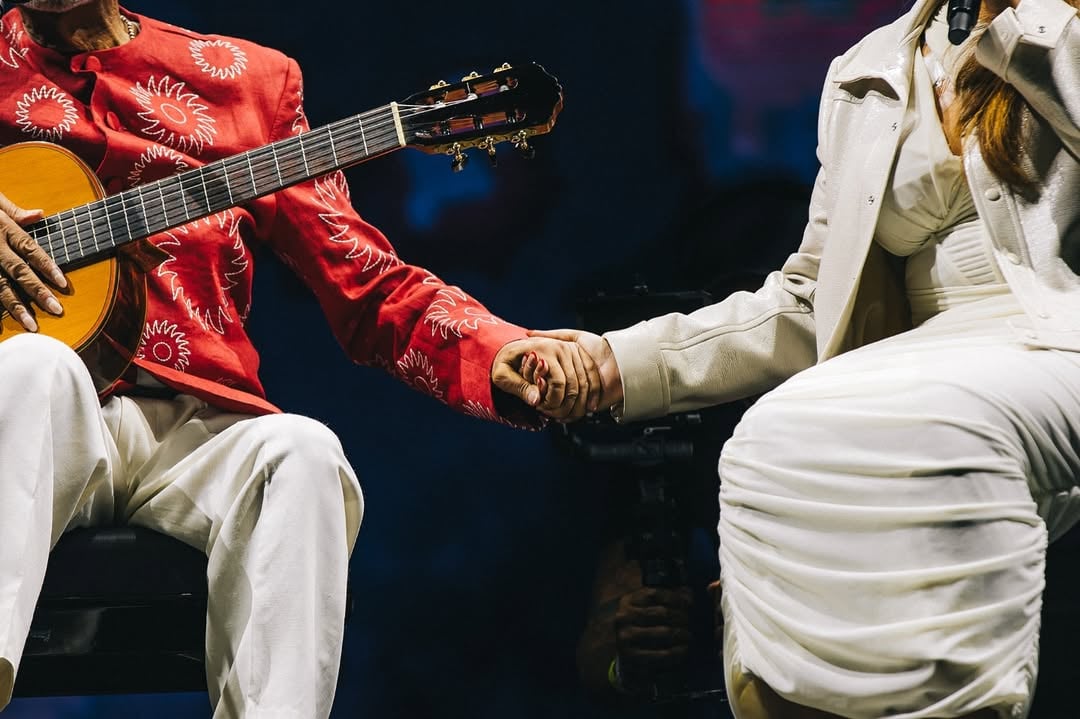 Em suas redes sociais, Preta Gil publicou foto em que aparece de mãos dadas com o pai. “Cantar essa música com você, pai, foi sentir na pele tudo o que vivemos: o amor, a música e a história que carregamos juntos. Um momento que vou guardar para sempre comigo”, escreveu a artista na legenda da postagem.
