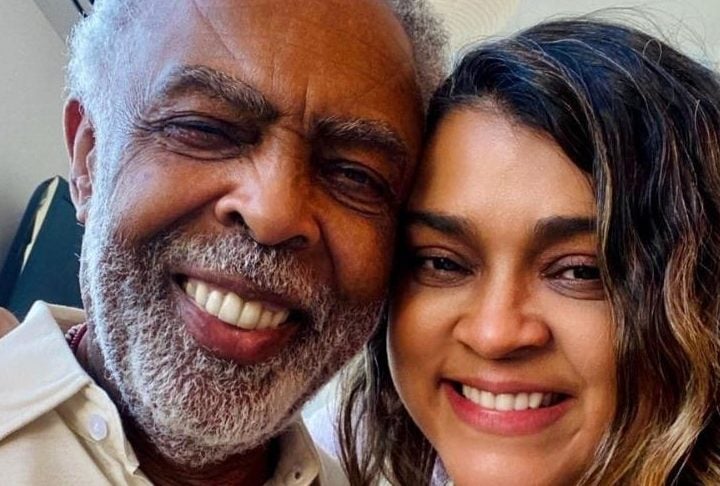 Preta Gil fez dueto com o pai em “Drão”, clássico do repertório de Gilberto Gil. Lançada em 1982 no disco “Um Banda Um”, a canção é uma homenagem a Sandra Gadelha, mãe de Preta. Durante a performance, imagens de arquivo da família foram exibidos nos telões do estádio.
