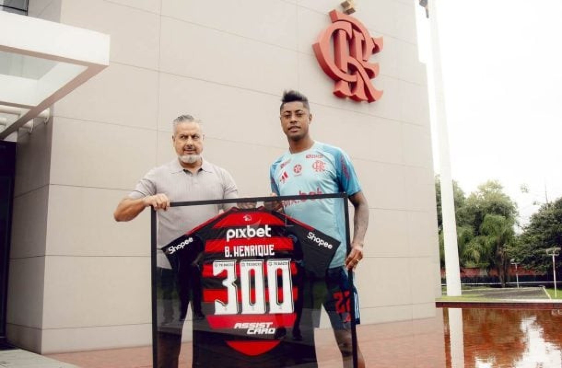 Flamengo homenageia Bruno Henrique e Luiz Araújo com camisa personalizada Flamengo homenageia Bruno Henrique e Luiz Araújo com camisa personalizada