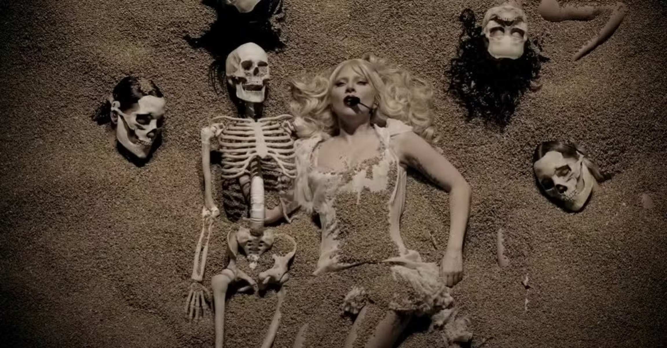 No Coachella 2025, Lady Gaga exibiu vários looks, como o vestido com espartilho assinado pela turco-britânica Dilara Findikoglu (foto). No show de 3 de maio, fãs brasileiros podem esperar também figurinos impactantes de Peri Rosenzweig e Nick Royal (Hardstyle), Sam Lewis, Manuel Albarran, Francesco Risso e Matières Fécales 
-Youtube/reprodução