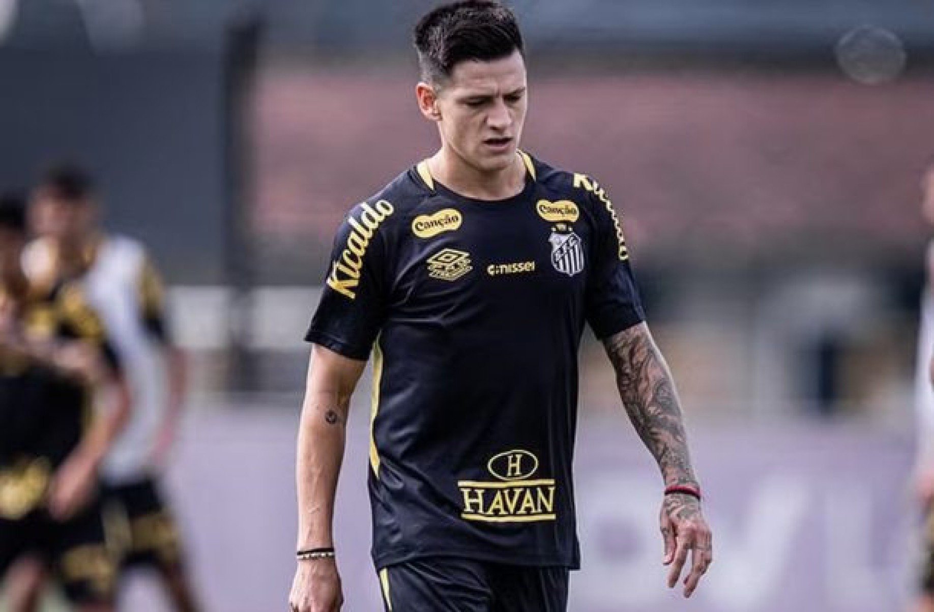 Leo Godoy, lateral-direito do Santos, nega saída após invasão ao CT