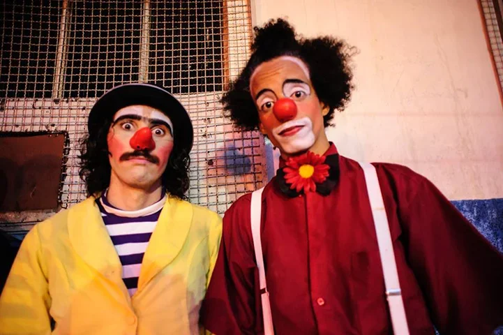 Escafura e Tortobias - Jovens formados pela Escola de Circo da Praça da Bandeira (RJ), Junior Melo e Cássio Duque começaram se apresentando nos trens e hoje têm a Companhia Inepta, especializada na "arte da palhaçaria"