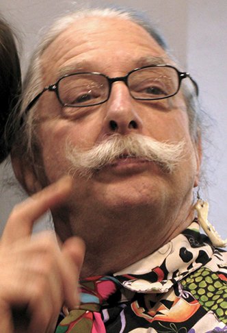 Hunter "Patch" Adams - O médico americano, nascido em 28/5/1945,  implantou nos anos 70 um método que incluía a diversão como terapia. O nariz de palhaço era um dos instrumentos, ajudando na recuperação do paciente. Ele foi tema do filme "O Amor é Contagioso" (1998).