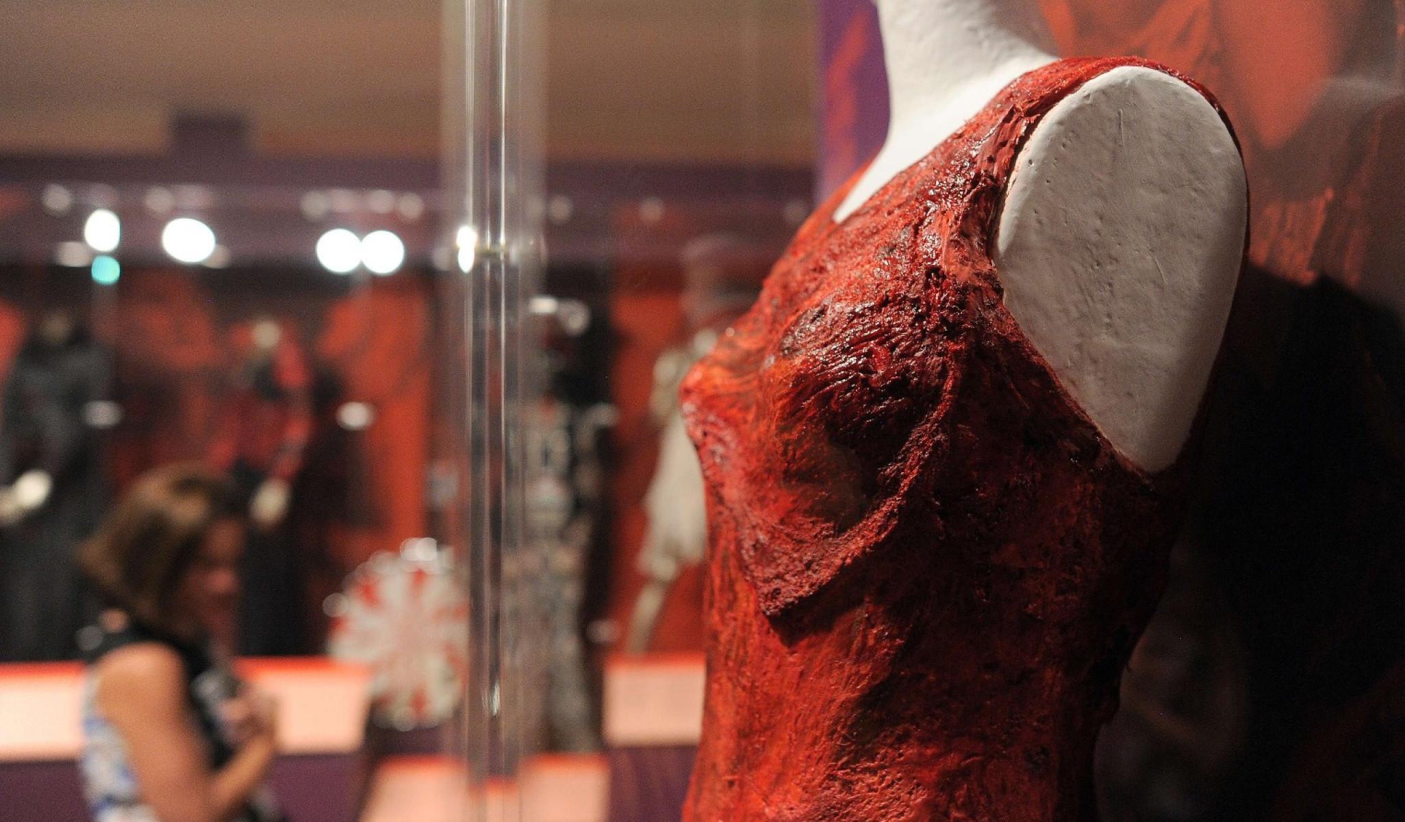 Vestido feito com carne crua usado por Lady Gaga em 2010, no MTV Video Awards, foi parar no National Museum of Women in the Arts, em Washington -Jewel Samad/AFP