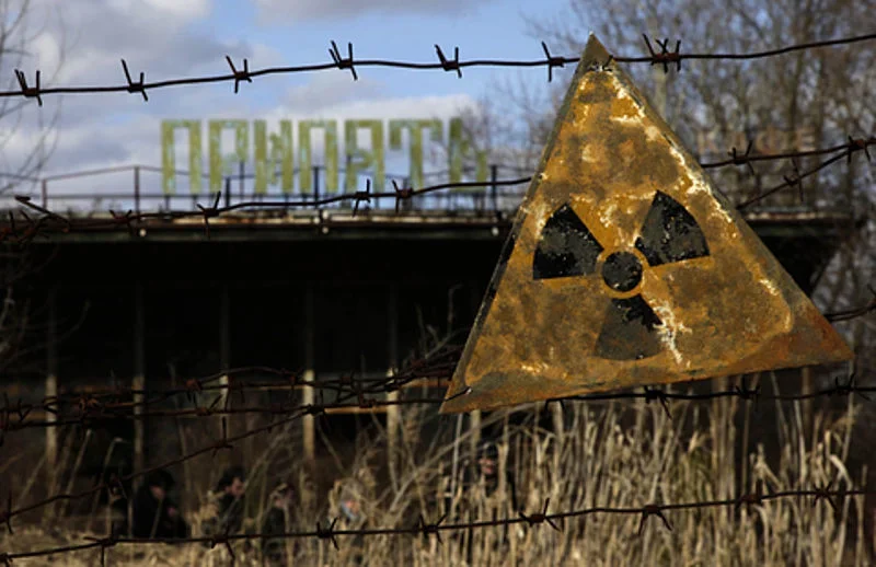 Visitantes seguem uma série de cuidados contra a radiação em Chernobyl