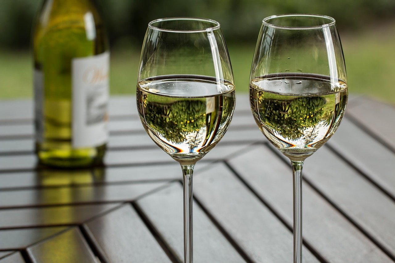 O vinho branco é feito com uvas claras ou, se elas forem escuras, sem uso da casca na fermentação. 