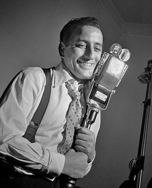 Nascido em Astoria, Queens, Nova Iorque, Anthony Dominick Benedetto se tornou um ícone na música romântica e do jazz, fazendo sucesso por mais de 70 anos!