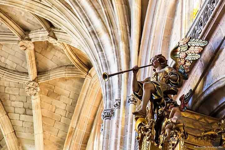 A Bíblia menciona vários instrumentos musicais usados em celebrações e louvores, sendo os principais: Trombeta, harpa, cítara, lira , flauta, tamborim e saltério