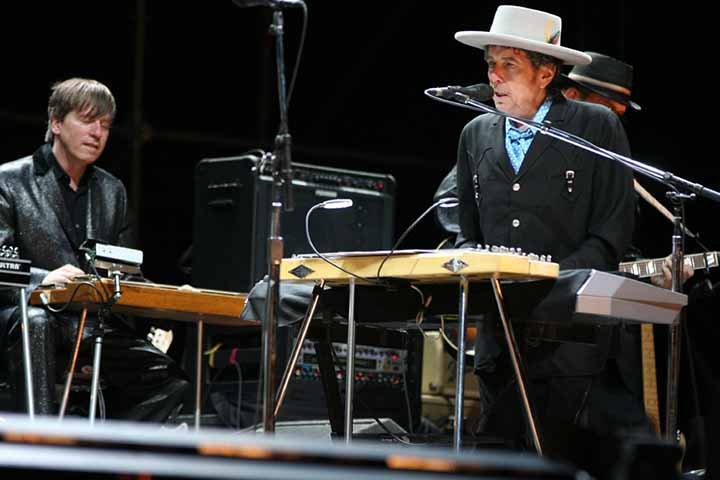 Bob Dylan: Artista múltiplo nascido em 24/05/1941, no estado do Minnesota. Autor de canções célebres, como “Like a Rolling Stone” e “Blowin’ in the Wind”. Único artista a ganhar os quatro prêmios mais badalados da arte mundial - Nobel, Pulitzer, Oscar e Grammy -, é multi-instrumentista - toca guitarra, gaita e piano.
