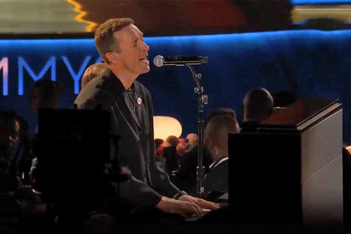 Chris Martin: vocalista da banda Coldplay, nasceu em 02/03/1977 na Inglaterra. Ele toca diversos instrumentos, entre eles piano, teclado, violão, guitarra, clarinete e baixo.

