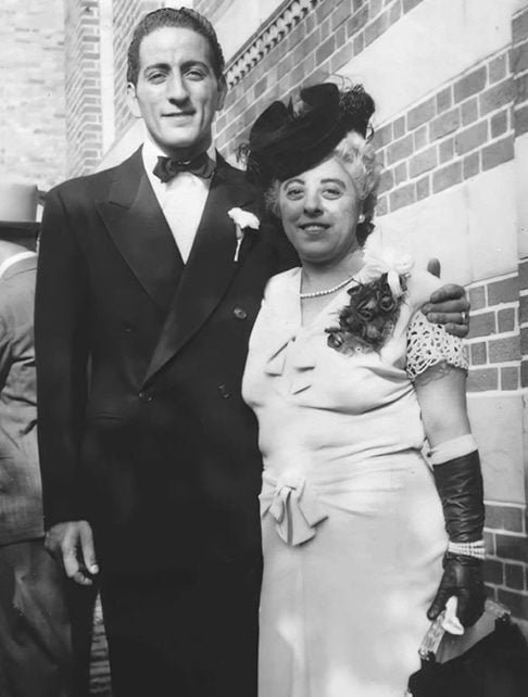 Ao ficar viúva, sua mãe Anna Maria (foto), uma costureira, teve que buscar novas maneiras para sustentar a família durante a Grande Depressão no país, nos anos 1930.