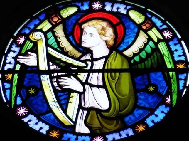 Na tradição cristã, anjos tocando harpas representam harmonia e paz celestial. O som suave da harpa simboliza a serenidade divina e a conexão com o sagrado.