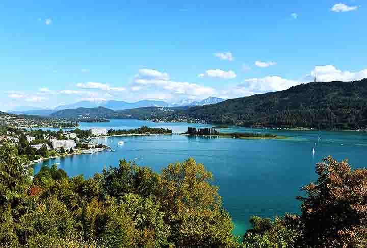 Situada às margens do belo Lago Wörthersee, a cidade é um popular destino turístico, conhecido por suas águas cristalinas e atividades recreativas, como natação e esportes aquáticos no verão.