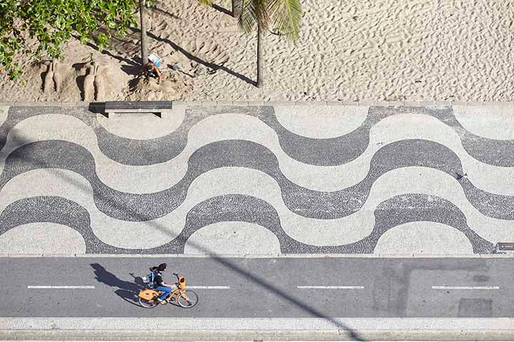 Com a chegada dos bondes e a abertura de vários túneis ligando a praia ao centro da cidade, esta começou a ser mais frequentada pela população.