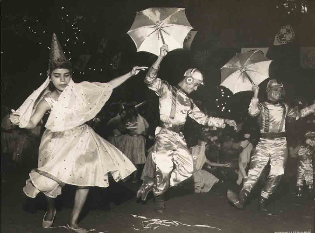 Originalmente, o frevo surgiu em Pernambuco entre o final do século XIX e início do século XX, como um ritmo carnavalesco nascido a partir das marchinhas de Carnaval. Ele teve influência da polca russa, de alguns passos de ballet clássico, e de outras danças afro-brasileiras populares, como o maxixe e a capoeira.