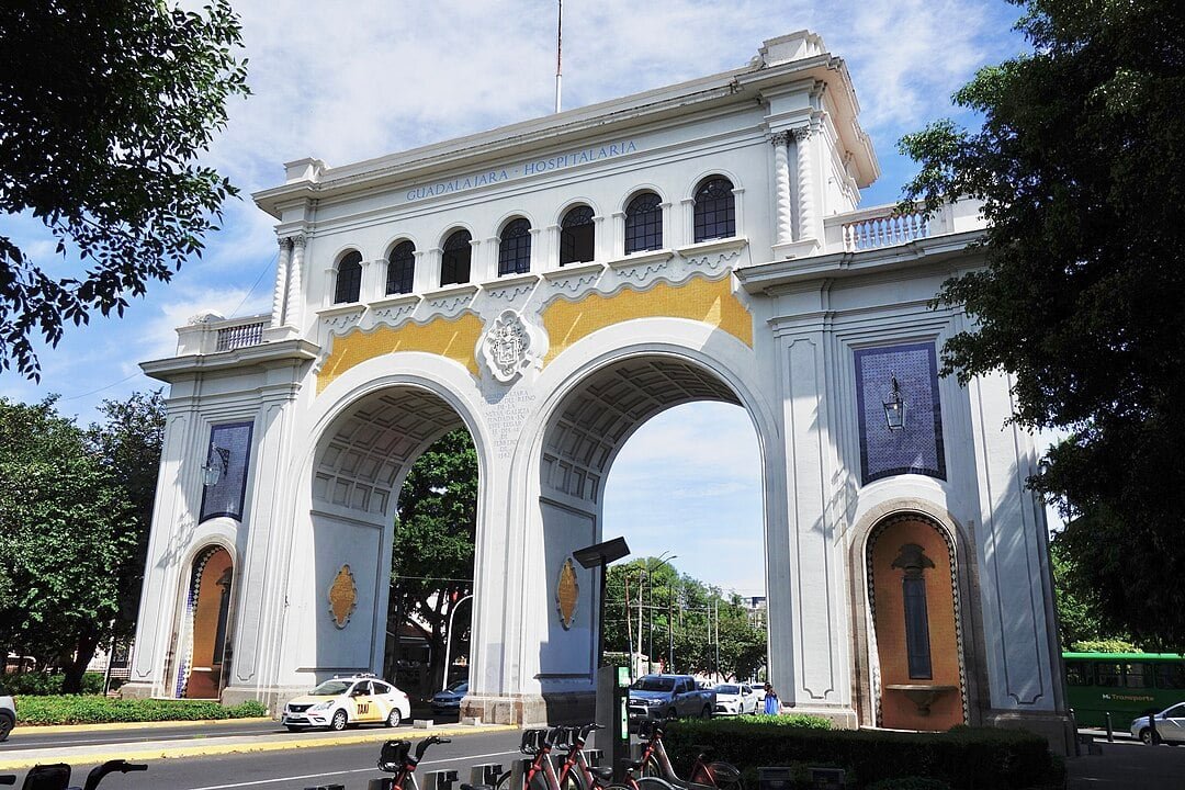 Arcos de Guadalajara (Los Arcos) ( Guadalajara, México) - Foram erguidos em 1942, no fim da estrada Morelia-Guadalajara, em homenagem aos 400 anos de fundação de Guadalajara. Tornaram-se símbolo arquitetônico , em estilo neoclássico, com 14 metros de altura. 