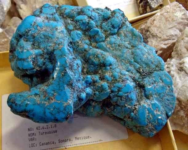 Turquesa- Feita de fosfato hidratado de cobre e alumÃ­nio, fica em depÃ³sitos de cobre. Conhecida por sua cor azul-esverdeada. Era a pedra nacional da PÃ©rsia (atual IrÃ£) por ser usada na decoraÃ§Ã£o de objetos. Sua extraÃ§Ã£o ocorre nos Estados Unidos, IrÃ£ e China, entre outros. Azul-Turquesa Ã© a cor da camisa do time inglÃªs Chelsea.