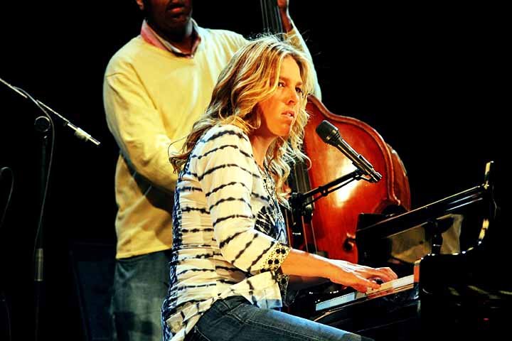 Diana Krall: cantora e pianista de jazz, nasceu em 16/11/1964 na Colúmbia Britânica, província do Canadá. Reconhecida por sua técnica vocal e no instrumento, alcançou sucesso internacional na década de 1990. 
