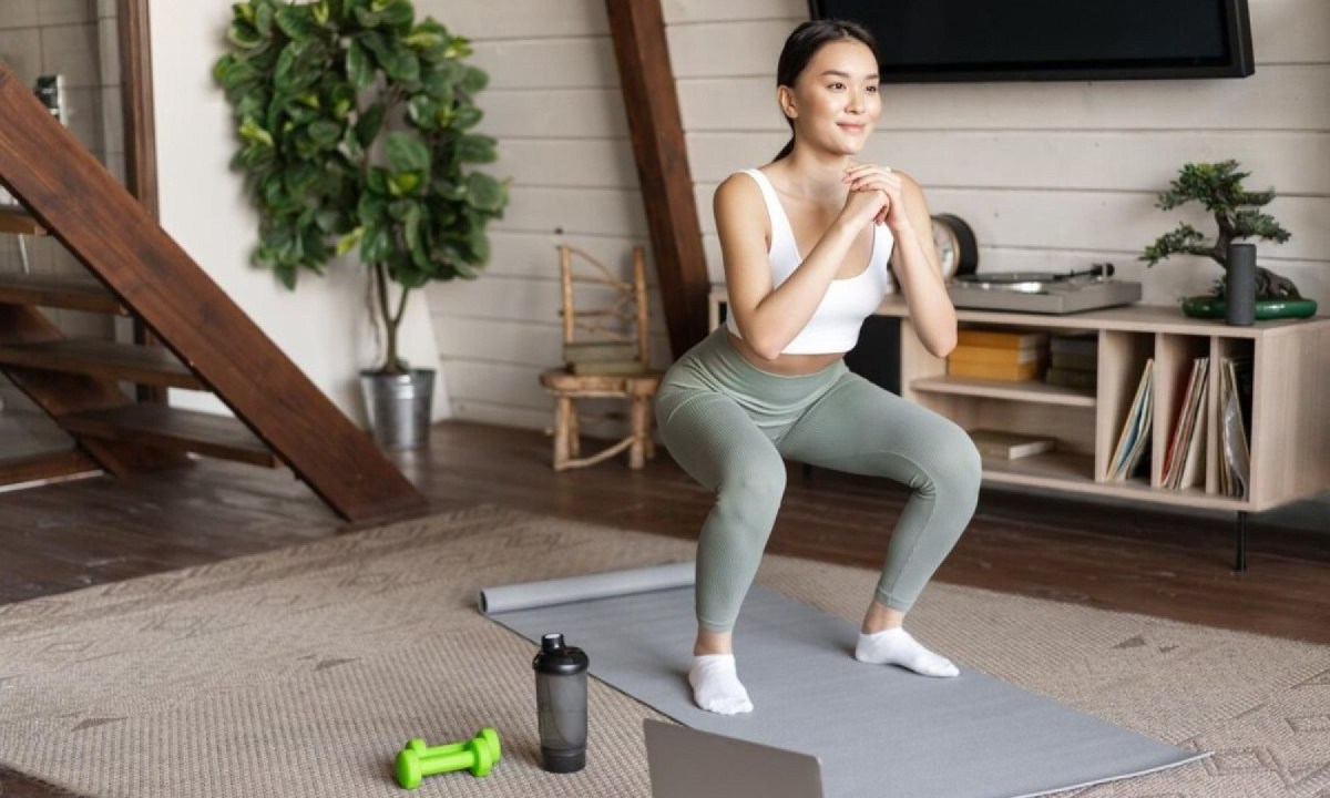 Mulher fazendo exercício em casa, agachamento