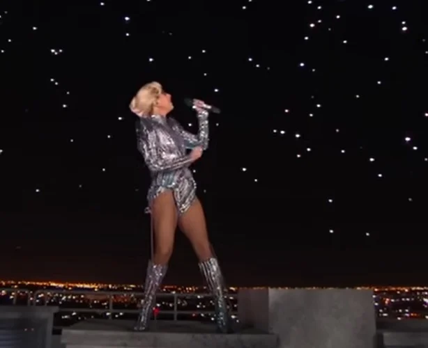 Fãs de Lady Gaga denunciam invasão e caos na área PCD do show em Copacabana