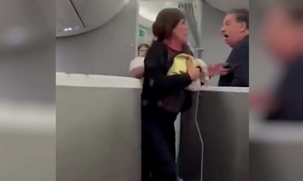 Um dos momentos da confusão em voo da American Airlines, em que uma passageira tentou entrar na cabine do piloto e foi contida pela tripulação - (crédito: Reprodução/redes sociais) Um dos momentos da confusão em voo da American Airlines, em que uma passageira tentou entrar na cabine do piloto e foi contida pela tripulação - (crédito: Reprodução/redes sociais)