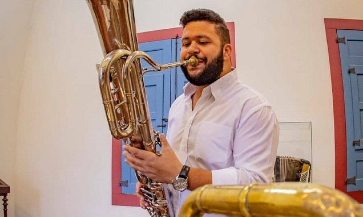Músico Wesley Procópio toca o instrumento oficleide
