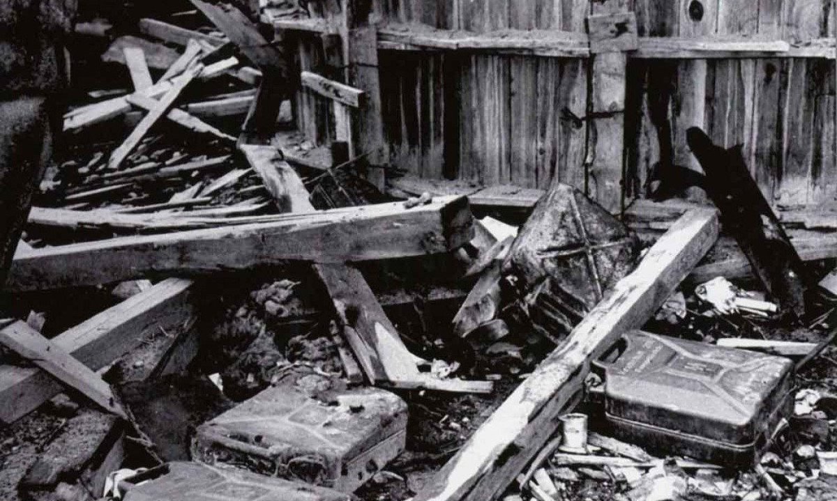 Galões de gasolina vazios, supostamente usados para queimar os corpos de Adolf Hitler e Eva Braun na tarde de 30 de abril, no jardim da Chancelaria do Reich. Os corpos foram 
enrolados em cobertores, levados para o local e incendiados por homens das SS e auxiliares próximos de Hitler. Depois, depositados em uma pequena cratera feita por uma explosão -  (crédito: Reprodução)