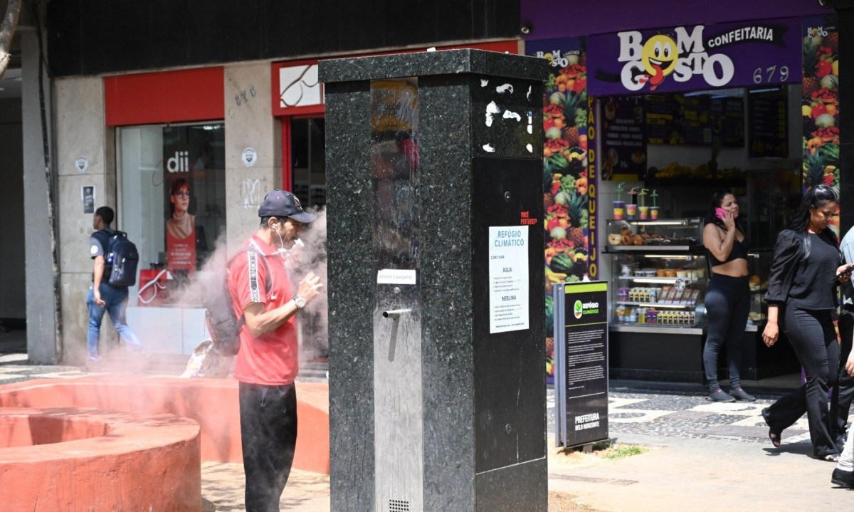 Os refÃºgios climÃ¡ticos devem contar com elementos como Ã¡rvores, para sombras, bancos, bebedouro e nÃ©voa para refrescar -  (crédito: Leandro Couri/Em/D.A. Press.Brasil.MG.Belo Horizonte)