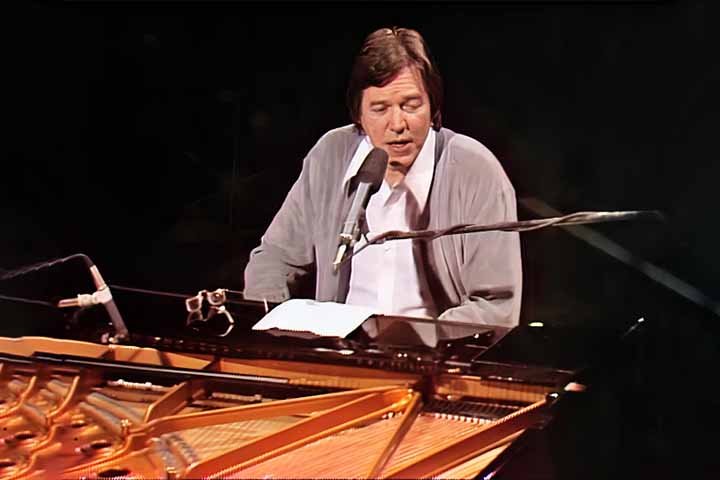 Tom Jobim (1927 - 1994): cantor, compositor, pianista, violonista e arranjador nascido no Rio de Janeiro. Um dos maiores nomes da história da música brasileira, faz parte do trio que desenvolveu a bossa nova - ao lado de João Gilberto e Vinícius de Moraes. Com este último, compôs “Garota de Ipanema”, música brasileira mais gravada no exterior. Outras canções de sua autoria, como “Wave”, ‘Corcovado”, “Desafinado” (ao lado de Newton Mendonça) e “Eu Sei que Vou te Amar” (com Vinícius) também se tor