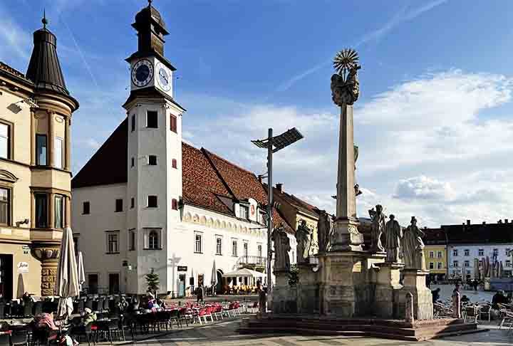 No coração de Leoben, a Hauptplatz é uma bela praça barroca, onde fica o monumento Schwammerlturm, uma torre histórica. A cidade também é um importante centro de produção de aço e materiais, com forte presença de indústrias.