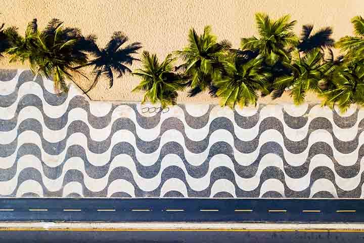 O desenho em curvas de sua calÃ§ada em padrÃ£o mar largo, simulando as ondas do mar, Ã© conhecido no mundo todo. Foi, originalmente, concebido no sÃ©culo XIX, nas calÃ§adas da PraÃ§a de Dom Pedro IV, mais conhecida como PraÃ§a do Rossio, em Lisboa, em Portugal, para homenagear o encontro das Ã¡guas doces do Rio Tejo com o Oceano AtlÃ¢ntico.