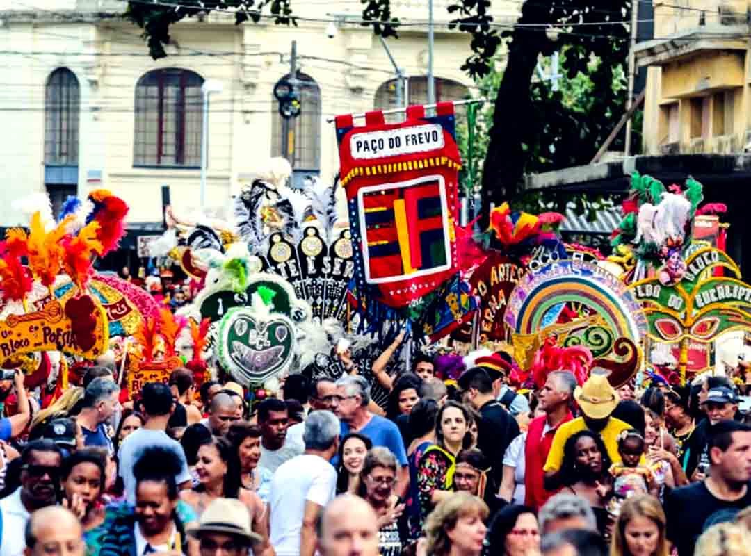 Inicialmente conhecido como marcha-bloco, o Frevo de bloco veio a se popularizar em torno da segunda década do século XX. Sua definição como gênero causa certa polêmica entre pesquisadores do meio acadêmico. Na sua origem, encontram-se os folguedos dos ciclos natalinos, que em Pernambuco correspondem aos pastoris e no Rio de Janeiro, aos ranchos de reis.