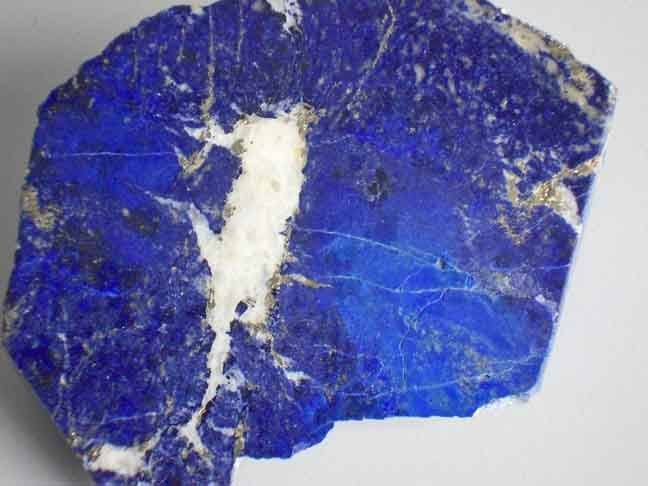 Lápis Lazúli- Trata-se de uma rocha metamórfica com lazurita azul intensa e pirita dourada e não um mineral. Suas jazidas são encontradas no Afeganistão e no Chile, onde é a pedra nacional. Valorizada por civilizações antigas, era usada como ornamento e amuleto no mundo bizantino.