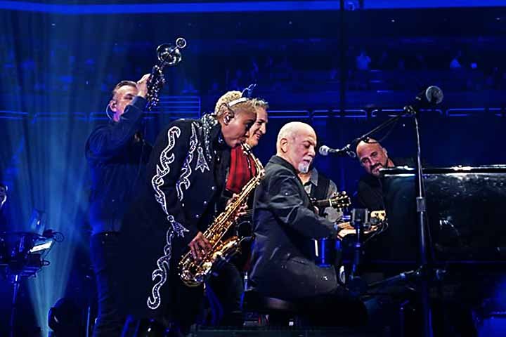 Billy Joel: Cantor, compositor e pianista estadunidense, nasceu em 09/05/1949. Natural do Bronx, em Nova York, incluiu o nomem do instrumento em sua primeira composição (“Piano Man”). Emplacou diversos sucessos entre as décadas de 1970 e 1990 e acumula seis troféus do Grammy. 
