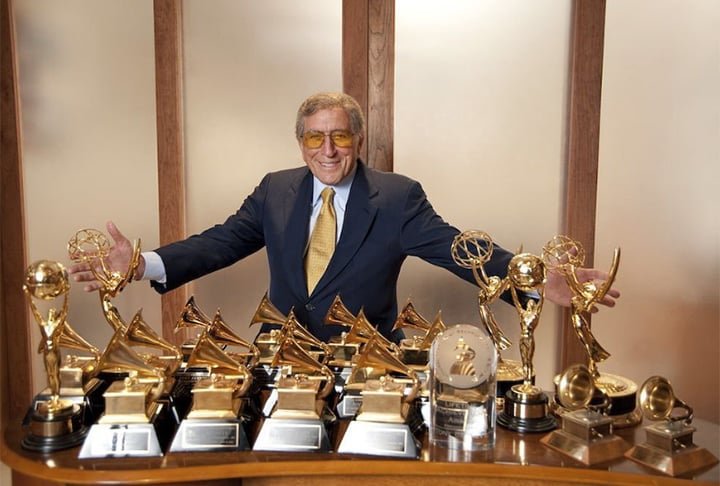 Além disso, ele teve 41 indicações ao Grammy e venceu 18. Um deles foi na categoria "Contribuição em Vida", pelo conjunto da obra durante sua carreira. Além disso, Bennett ganhou uma estrela na calçada da fama de Hollywood 