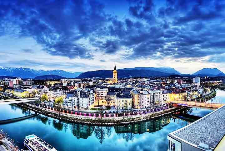Villach - É a segunda maior cidade do estado da Caríntia, localizada no sul da Áustria, perto das fronteiras com a Itália e a Eslovênia. Situada às margens do rio Drava e cercada por montanhas, é famosa por suas termas e pela proximidade com vários lagos alpinos.