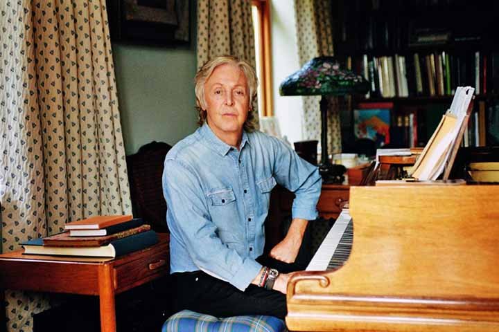 Paul McCartney: um dos nomes mais famosos da música mundial, nasceu em 18/06/1942 em Liverpool, na Inglaterra. É cantor, compositor e multi-instrumentista. Após ganhar fama internacional com a lendária banda de rock britânica, construiu extensa carreira solo. Entre suas dezenas de sucesso estão “Yesterday”, “Hey Jude” e “FourFiveSeconds”. 