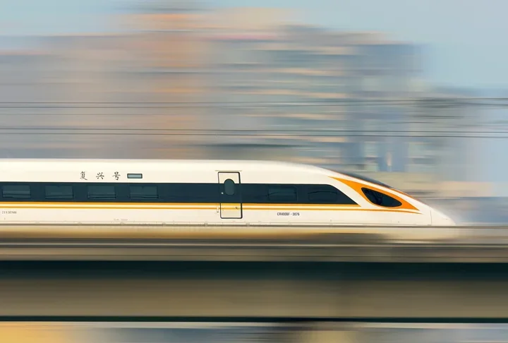 O plano do trem de alta velocidade entre São Paulo e Rio já foi discutido por muitos anos, mas ganhou novo fôlego depois que a TAV fechou um contrato com o governo federal em 2023.