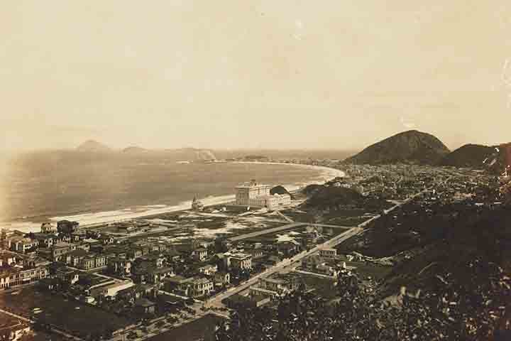 O apelido “Princesinha do Mar” está relacionado à famosa canção brasileira chamada “Copacabana”, composta por Braguinha (também conhecido como João de Barro) e Alberto Ribeiro. A música foi escrita em 1934 e, desde então, se tornou um dos hinos não oficiais do bairro.