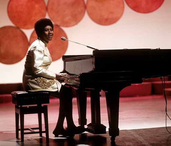 Aretha Franklin (1942 - 2018): nascida em Memphis, nos EUA, foi uma cantora e compositora de gêneros como soul, blues e gospel. Apelidada de “Rainha do Soul”, também era uma pianista de grande talento, destacando-se em performances no instrumento. A revista "Rolling Stones" a colocou em primeiro lugar na lista de maiores cantores de todos os tempos (entre homens e mulheres).

