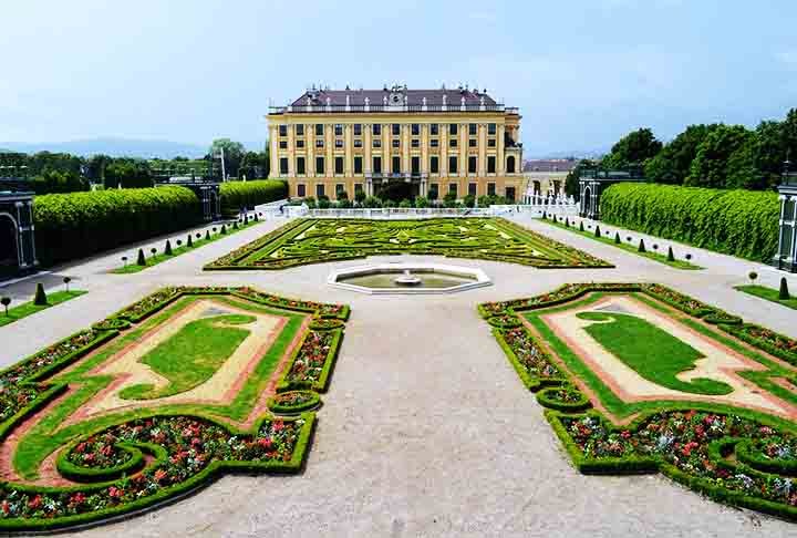 A cidade é também um centro mundial de música clássica, lar de compositores como Mozart, Beethoven e Strauss, com a Ópera Estatal de Viena sendo um marco cultural do país.