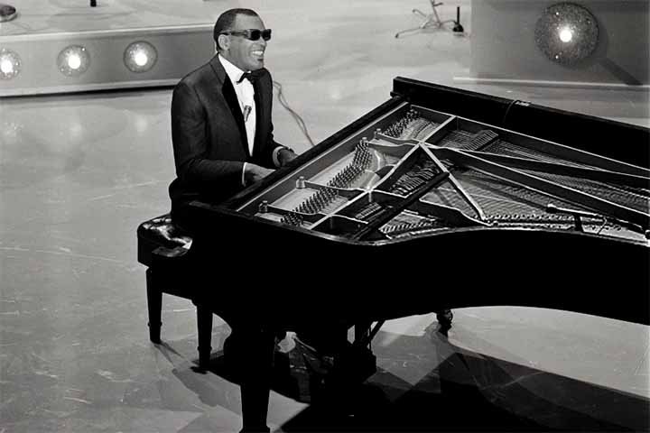 Ray Charles (1930 - 2004): natural do estado da Geórgia, nos Estados Unidos, é celebrado como um dos maiores nomes da música no século 20 (está no top 10 da revista Rolling Stones). Pioneiro da soul music, perdeu a visão na infância, o que não impediu que desenvolvesse seu talento instrumental e vocal. 

