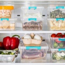 Pode guardar comida quente na geladeira? Saiba o que você precisa evitar - Freepik