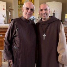 Padre Júlio e Frei Gilson se encontram e pregam 'união'