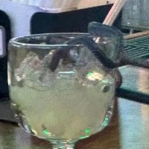 Mulher pede margarita em restaurante, e algo surpreendente cai do teto - Reprodução/Facebook