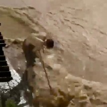 Vídeo: menino de 18 anos desentope bueiro para impedir alagamento; veja - Arquivo Pessoal / Reprodução