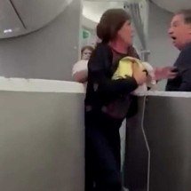 Passageira tenta invadir cabine de piloto e causa retorno de voo 