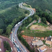 Interdição na BR-381 passa de 11 horas depois de acidente com 5 veículos - Leandro Couri/ EM/D.A Press